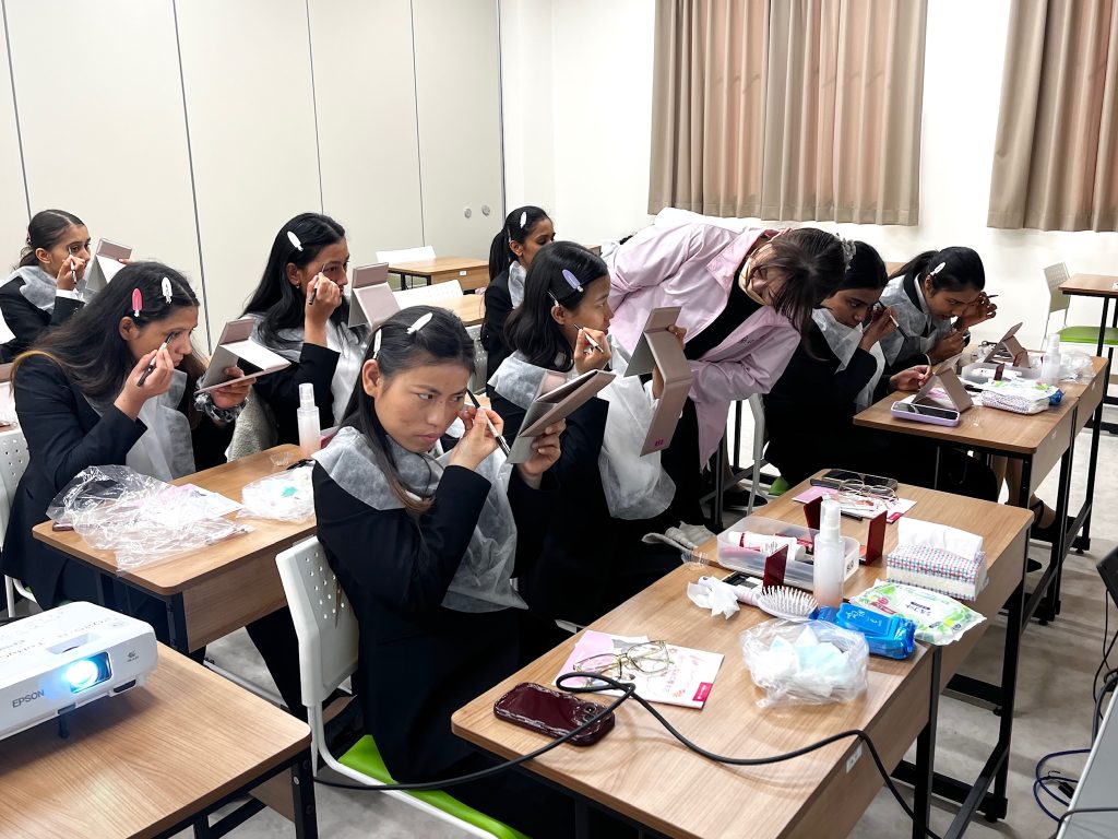 外国人学生向け美容講座開催